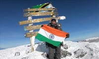 भारत की भावना ने अफ्रीका की सबसे ऊंची चोटी पर पहुँच दिवाली पर दीप जलाकर फहराया तिरंगा